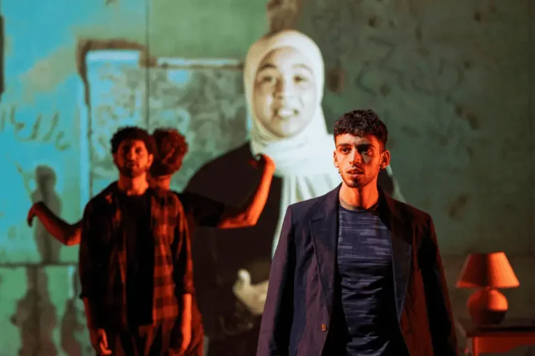 critica Els contrabandistes de llibres de Darayya (1)